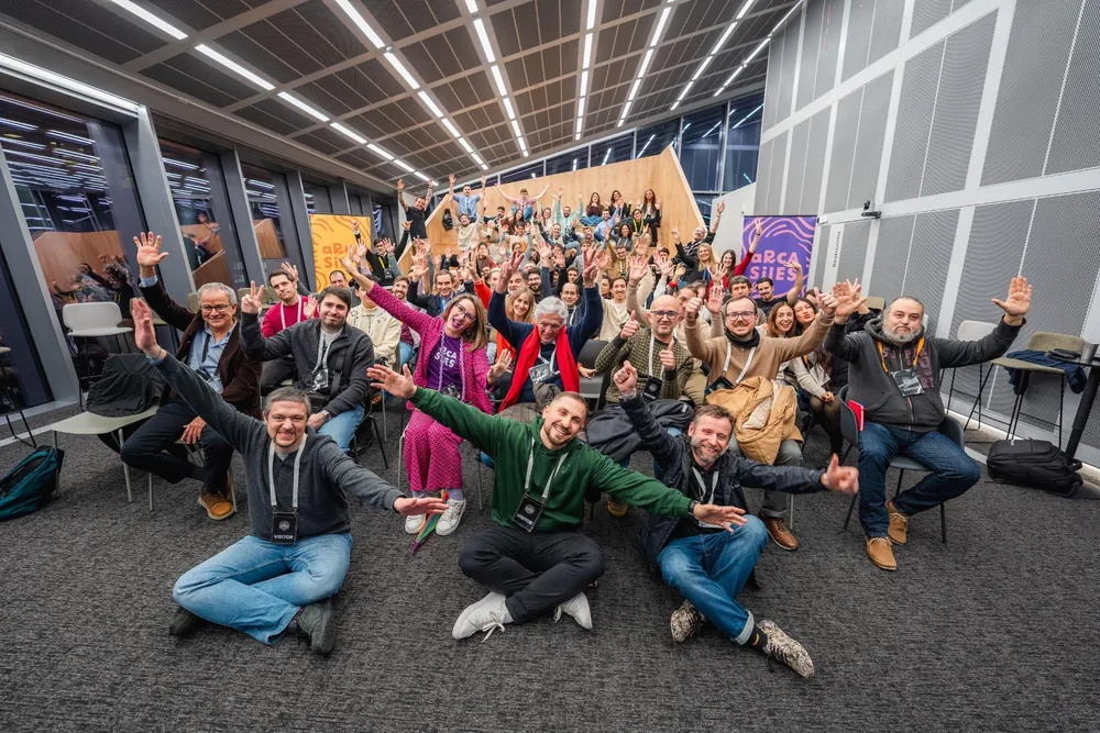 Foto de grupo de asistentes y equipo al cierre de un evento
