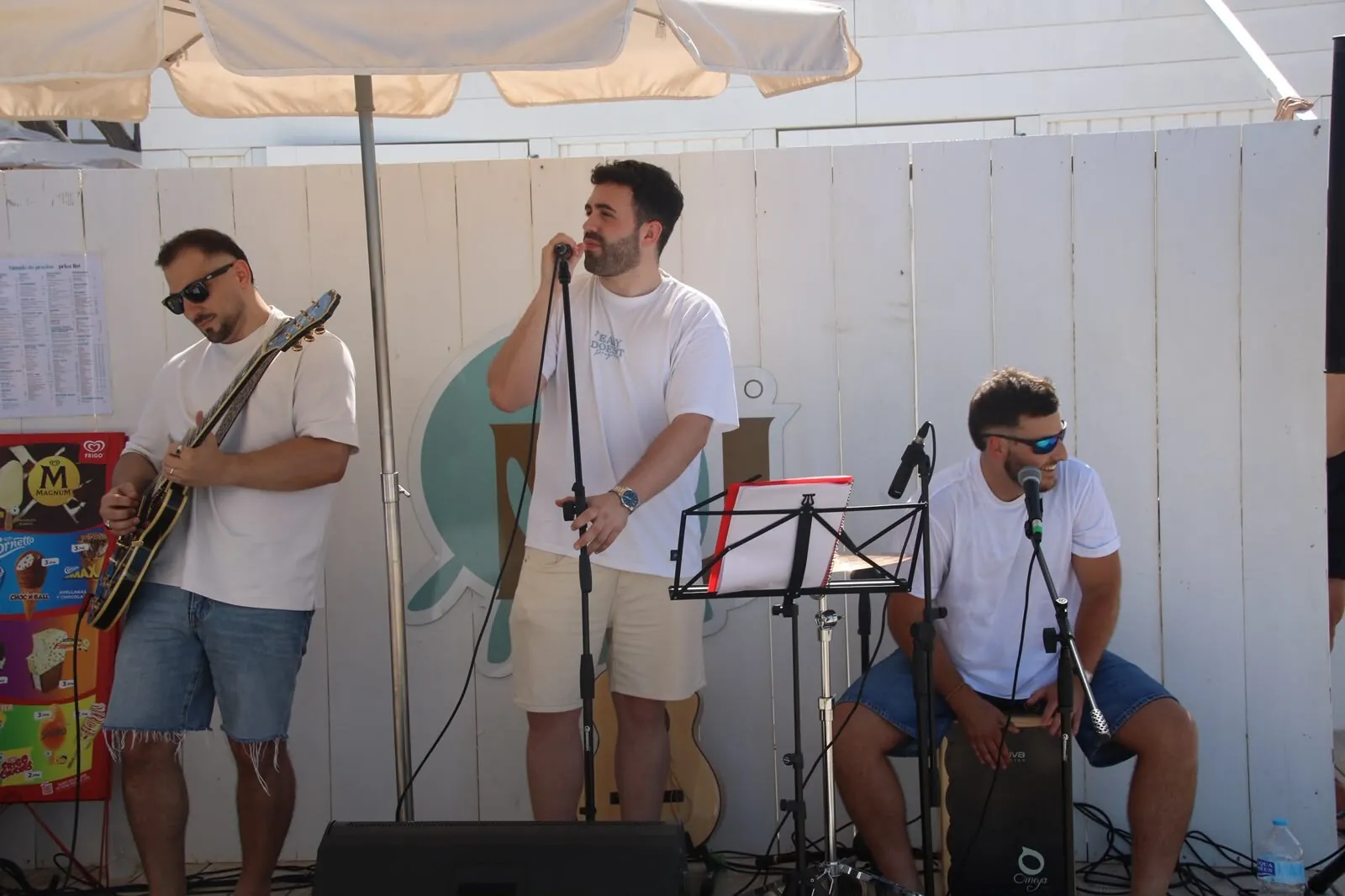 La Sobremesa performing live